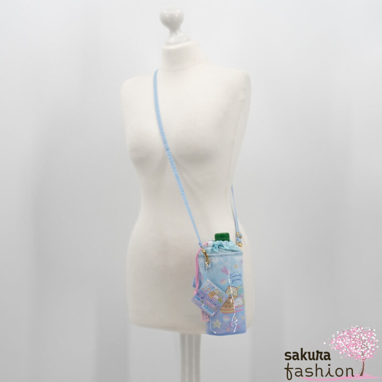 San-X Sumikko Gurashi PET Flaschenbeutel Tasche Blau 500 600 ml Motiv Katze Neko Eidechse Tokage Schweinekotelett Tonkatsu Eisbär Shirokuma Pinguin Penguin? Ebifurai No Shippo Garnenschwanz Japan Kawaii plastic bottle pouch (sumikko gurashi umikko lagoon)