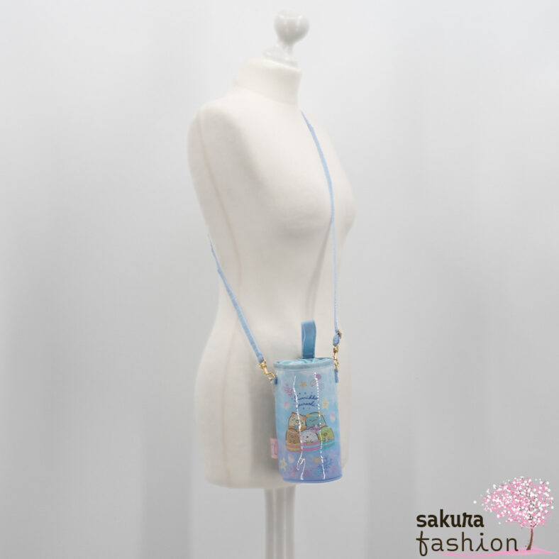 San-X Sumikko Gurashi PET Flaschenbeutel Tasche Blau 500 600 ml Motiv Katze Neko Eidechse Tokage Schweinekotelett Tonkatsu Eisbär Shirokuma Pinguin Penguin? Ebifurai No Shippo Garnenschwanz Japan Kawaii plastic bottle pouch (sumikko gurashi umikko lagoon)