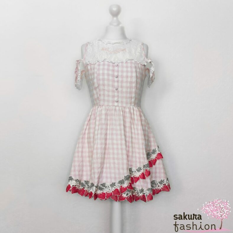 Liz Lisa Kleid Kariert Rosa Weiß Erdbeeren Häkelborte Spitze Bestickt Schulterfrei Zierknöpfe Japan Kawaii gingham strawberry one-piece pink