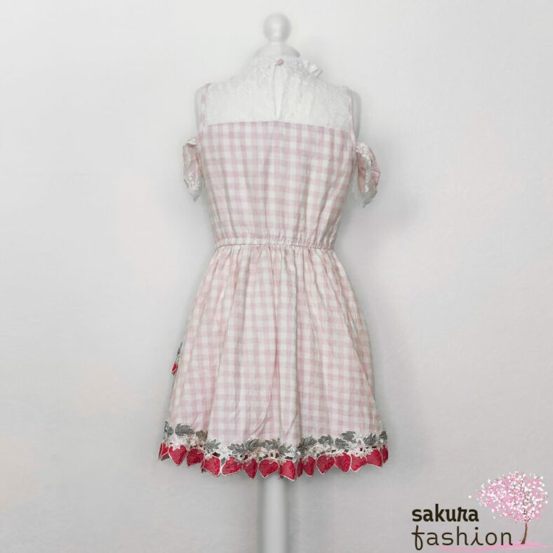 Liz Lisa Kleid Kariert Rosa Weiß Erdbeeren Häkelborte Spitze Bestickt Schulterfrei Zierknöpfe Japan Kawaii gingham strawberry one-piece pink