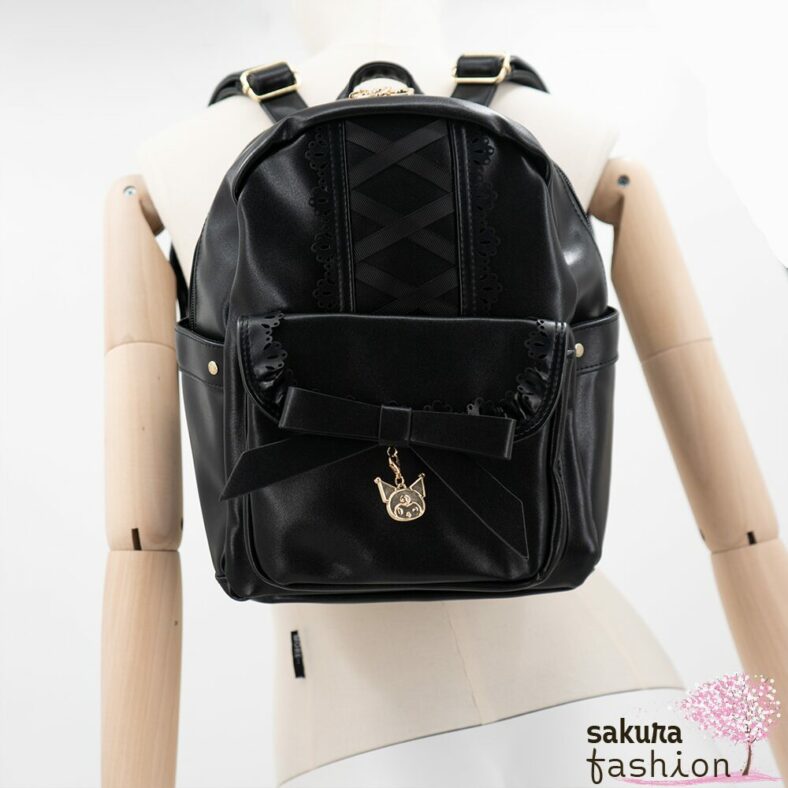 axes femme POETIQUE Kunstlederrucksack Schwarz Mittelgroß Spitze Schnürung Schleife Sanrio Kuromi Metallanhänger Gold Japan Kawaii Feminin kuromi bagpack with charm