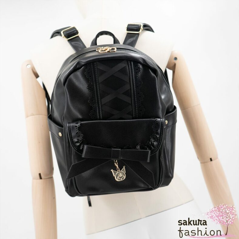 axes femme POETIQUE Kunstlederrucksack Schwarz Mittelgroß Spitze Schnürung Schleife Sanrio Kuromi Metallanhänger Gold Japan Kawaii Feminin kuromi bagpack with charm