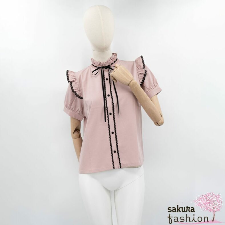 Axes Femme Poetique Rüschenbluse rosa Kurzarm Farbdetails Schwarz Häkelbörde Kragenschleife Knöpfe Knopfleiste Volantdetails Japan Kawaii Feminin color scheme design frilling blouse pink