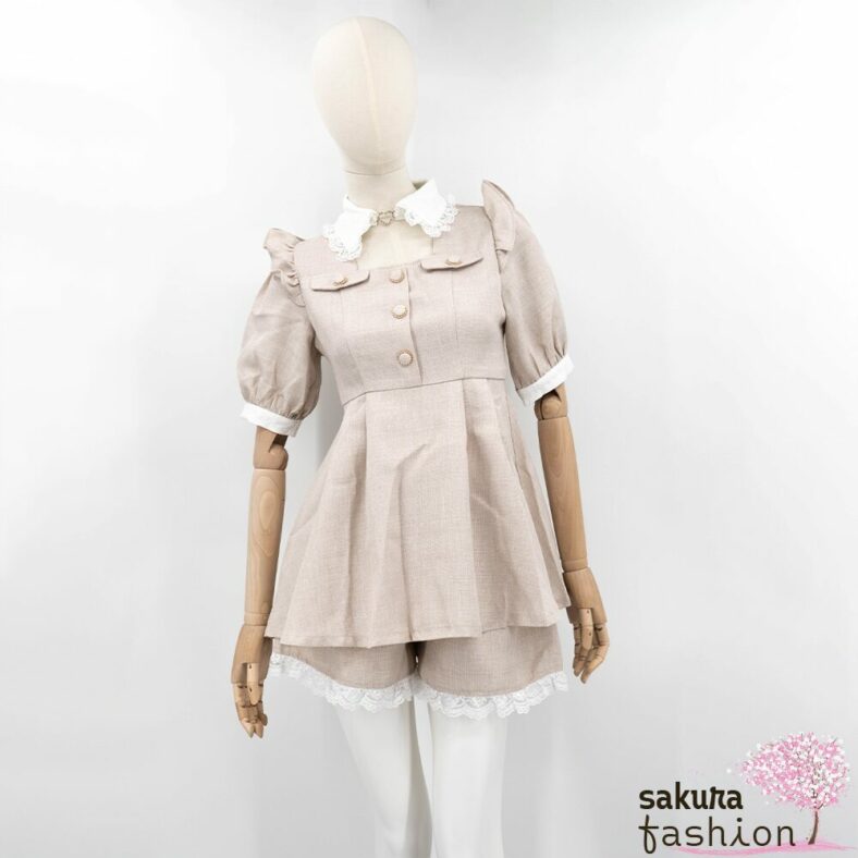 Rojita 2 teiliges Set Beige Oberteil Herzanhänger Rüschen Spitze Weiß Kurzarm Kentkragen Schmuckknöpfe Puffärmel Hose Shorts Kurz Japan Kawaii lace collar shoulder ruffle setup beige