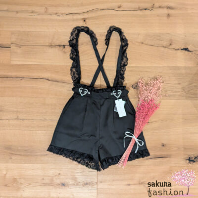 Dear My Love Shorts Schwarz Hosenträger Spitze Rüschen Taillenschnallen Schmucksteine Herzen Hose Kurz Japan Kawaii sparkly heart shoulder lace short pants black